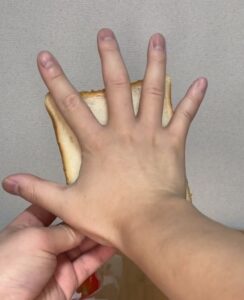 ハシダの手と食パンの比較写真